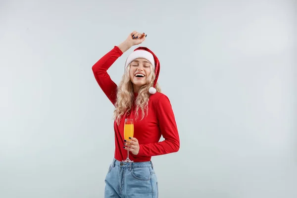 Vacker Ung Kvinna Santa Hatt Med Glas Champagne Ljus Bakgrund — Stockfoto