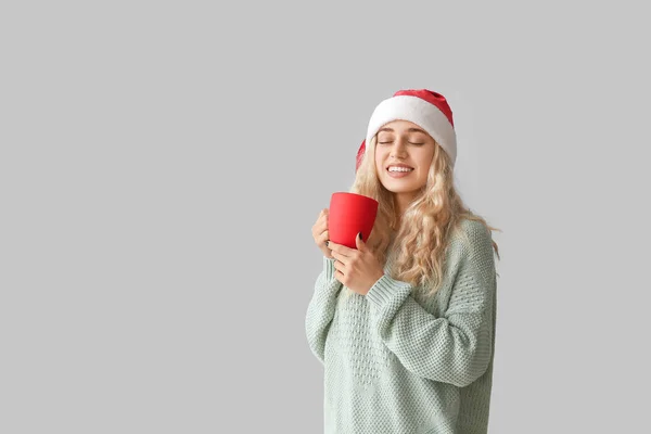 Belle Jeune Femme Chapeau Père Noël Avec Tasse Sur Fond — Photo