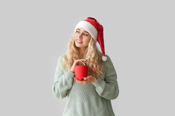 Belle Jeune Femme Chapeau Père Noël Avec Tasse Sur Fond — Photo