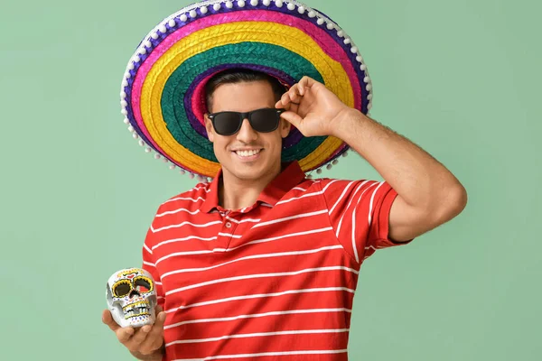 Hombre Joven Sombrero Sombrero Con Cráneo Sobre Fondo Color Celebración —  Fotos de Stock