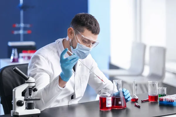 Scientist Developing Covid Vaccine Laboratory — Stock Photo, Image