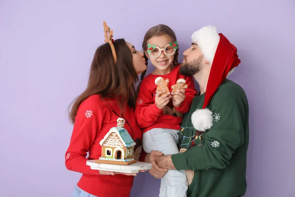 Glückliche Familie Mit Lebkuchenhaus Auf Farbigem Hintergrund Weihnachtsfeier — Stockfoto