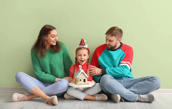 Happy Family Gingerbread House Sitting Color Wall Christmas Celebration — Stock Photo, Image