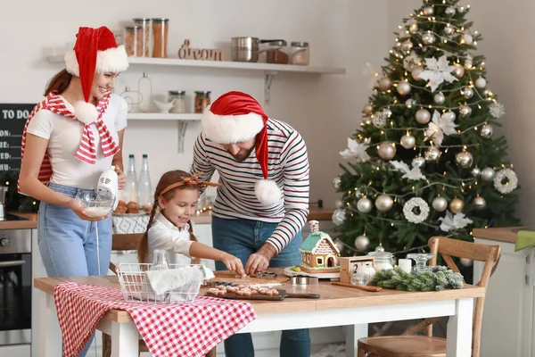 Família Feliz Fazendo Saborosos Biscoitos Gengibre Cozinha Véspera Natal — Fotografia de Stock