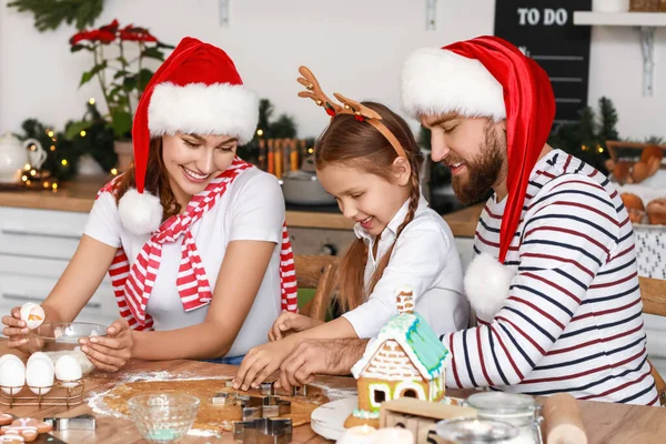 Glad Familj Gör Goda Pepparkakor Köket Julafton — Stockfoto