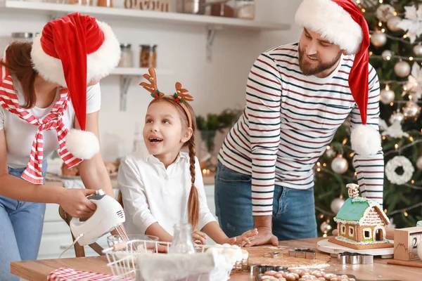 Família Feliz Fazendo Saborosos Biscoitos Gengibre Cozinha Véspera Natal — Fotografia de Stock
