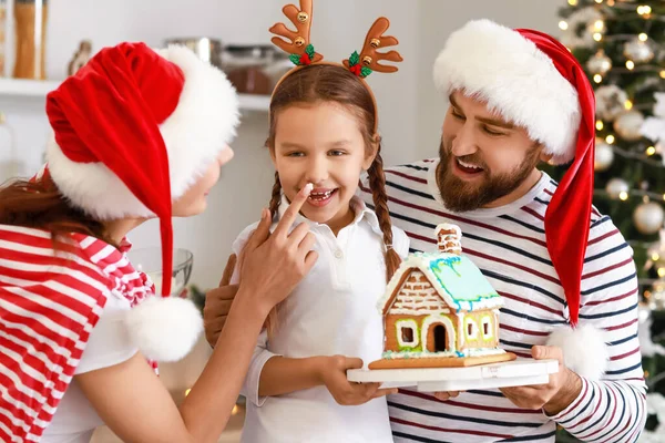 Happy Family Tasty Gingerbread House Kitchen Christmas Eve — Stock Photo, Image