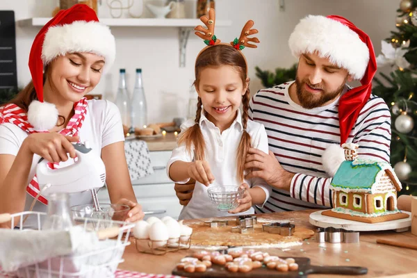 Glad Familj Gör Goda Pepparkakor Köket Julafton — Stockfoto