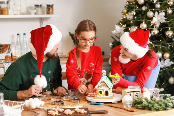 Família Feliz Fazendo Saborosa Casa Gengibre Cozinha Véspera Natal — Fotografia de Stock