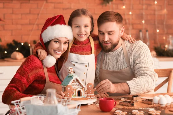 Happy Family Tasty Gingerbread House Kitchen Christmas Eve — Stock Photo, Image