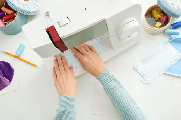 Sarto Femminile Fare Maschere Protettive Officina — Foto Stock