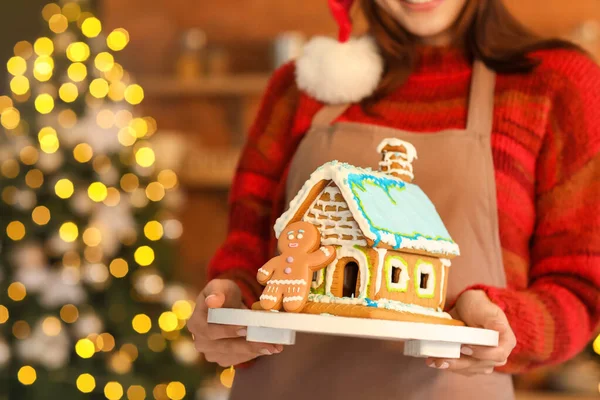 Young Woman Tasty Gingerbread House Kitchen Christmas Eve — Stock Photo, Image