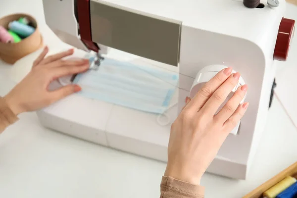 Sarto Femminile Fare Maschere Protettive Officina — Foto Stock