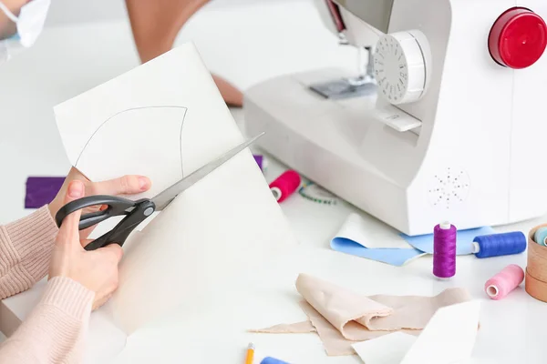 Sarto Femminile Fare Maschere Protettive Officina — Foto Stock