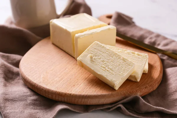 Placa Corte Com Manteiga Fresca Mesa — Fotografia de Stock