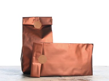 Kahveli çantalar beyaz arka planda.