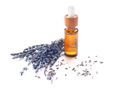 Beyaz zemin üzerinde lavanta yağı bulunan bir şişe