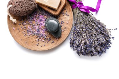 Beyaz arka planda lavanta buketi ve banyo ürünleriyle kompozisyon