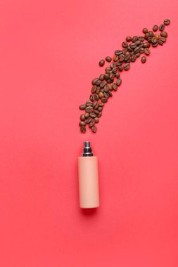 Bir şişe parfüm ve kahve çekirdekleri.