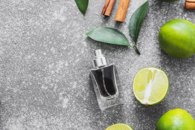 Karanlık arka planda bir şişe parfüm.