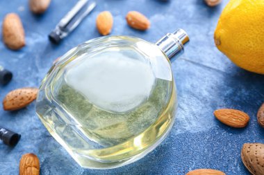 Renkli arka planda bir şişe parfüm