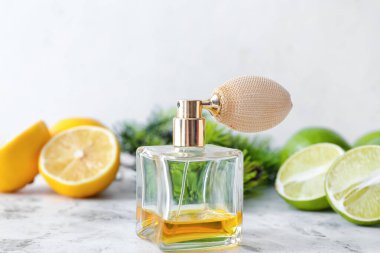 Hafif arkaplanda bir şişe narenciye parfümü