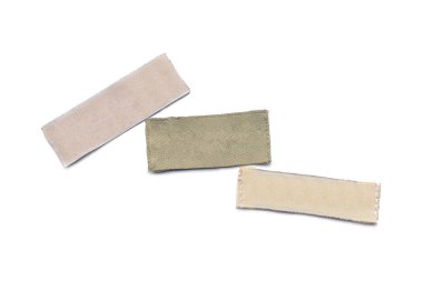 Beyaz arkaplanda kıyafet etiketleri