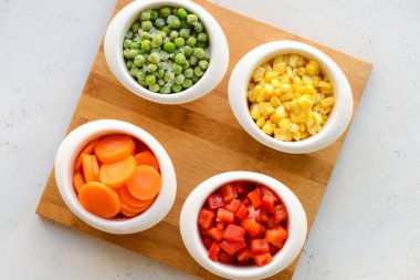 Hafif arka planda donmuş sebzeler