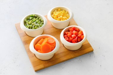 Hafif arka planda donmuş sebzeler