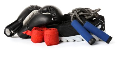 Beyaz arkaplanda spor ekipmanları