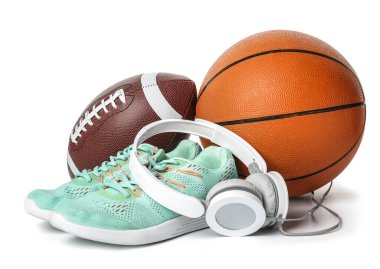 Beyaz arkaplanda spor ekipmanları