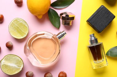 Renkli arkaplanda parfüm şişeleri olan kompozisyon