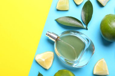 Renkli arkaplanda bir şişe narenciye parfümü