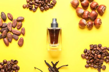 Renkli arka planda parfüm şişesi olan kompozisyon