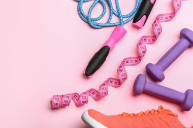 Renkli arka planda spor ekipmanları seti