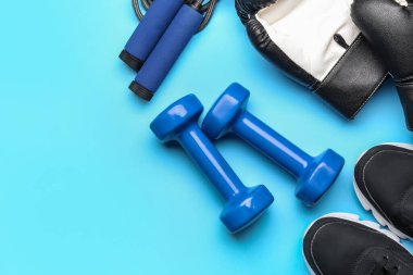 Renkli arka planda spor ekipmanları seti