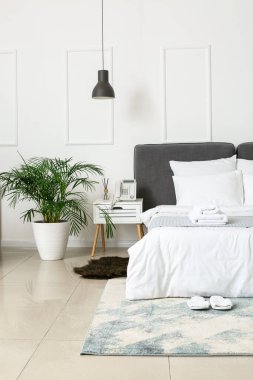 Oteldeki modern balayı odasının içi.