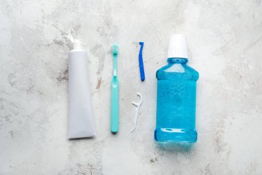 Hafif arkaplanda ağız temizliğine ayarlı