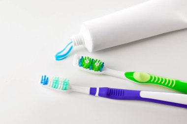 Beyaz arkaplana diş fırçaları ve yapıştırma