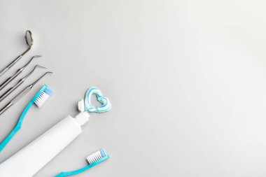 Hafif arkaplanda ağız temizliğine ayarlı