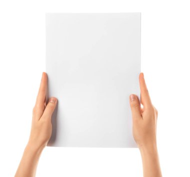 Beyaz arka planda boş kartviziti olan kadın elleri