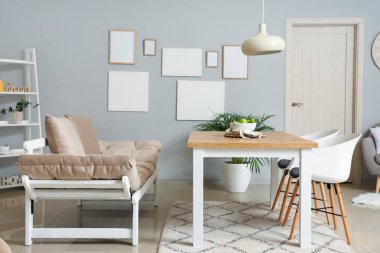 Modern yemek odasının iç mimarisi.