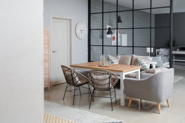 Modern yemek odasının iç mimarisi.