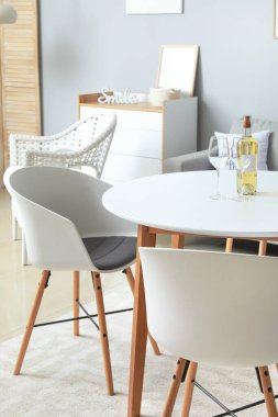 Modern yemek odasının iç mimarisi.