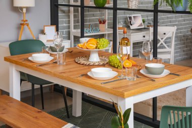 Yemek odasında meyve ve şaraplı masa.