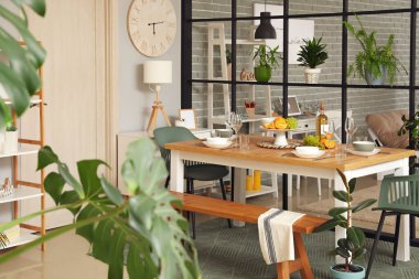 Modern yemek odasının iç mimarisi.