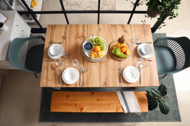 Yemek odasında meyve ve şaraplı masa.