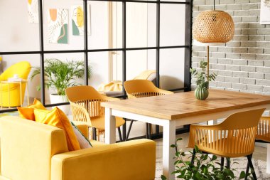 Modern yemek odasının iç mimarisi.