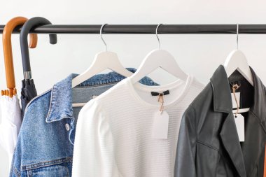 Askıda asılı giysiler ve boş kağıt etiketler