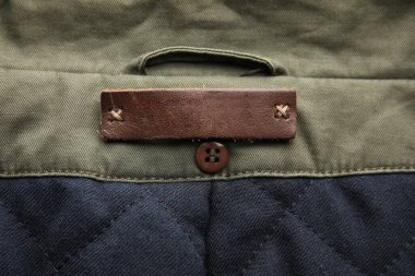 Giysilerdeki etiketin yakın görüntüsü